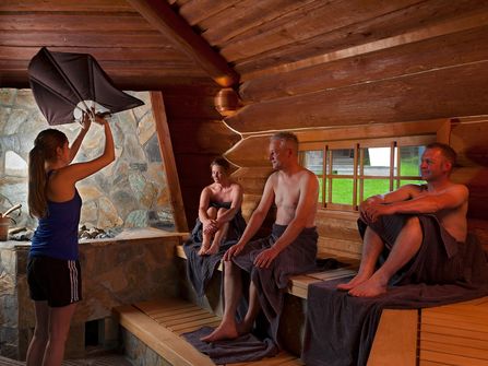 Aufguss mit Fächer · große Außensauna · Saunalandschaft der Sole-Therme Otterndorf