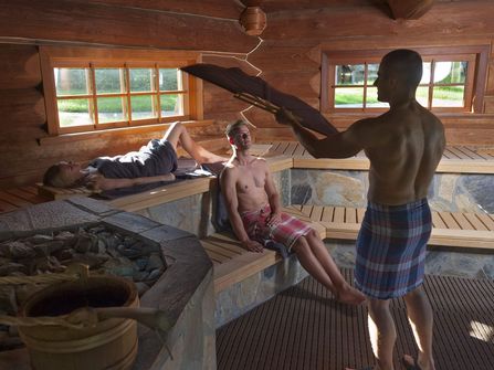 Aufguss mit Fächern und jungen Gästen · große Außensauna · Saunalandschaft der Sole-Therme Otterndorf